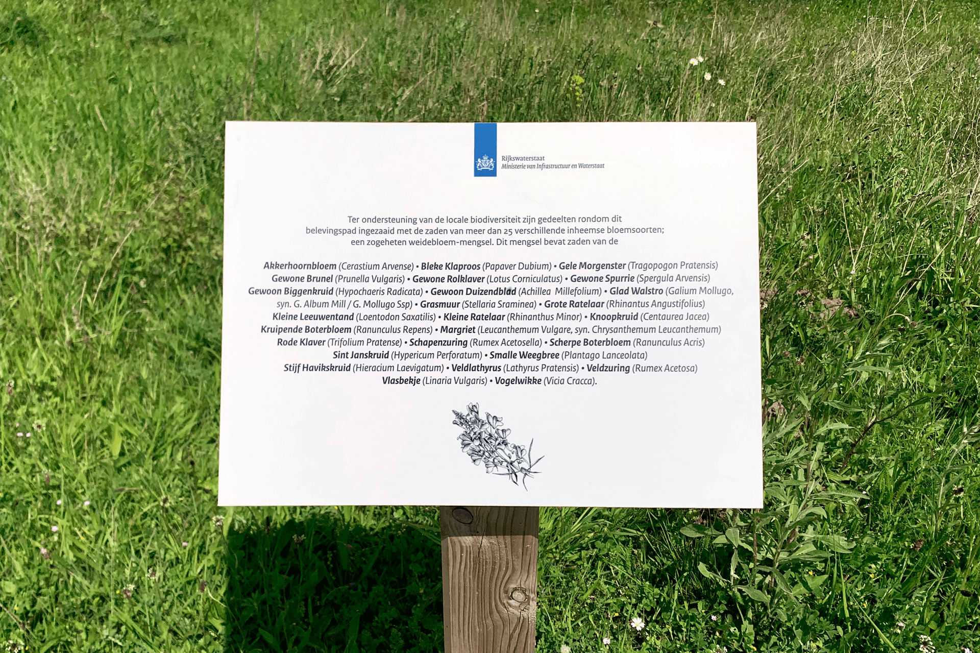 Bordje van de bloemensoorten rondom het Offshore Expertise Centrum